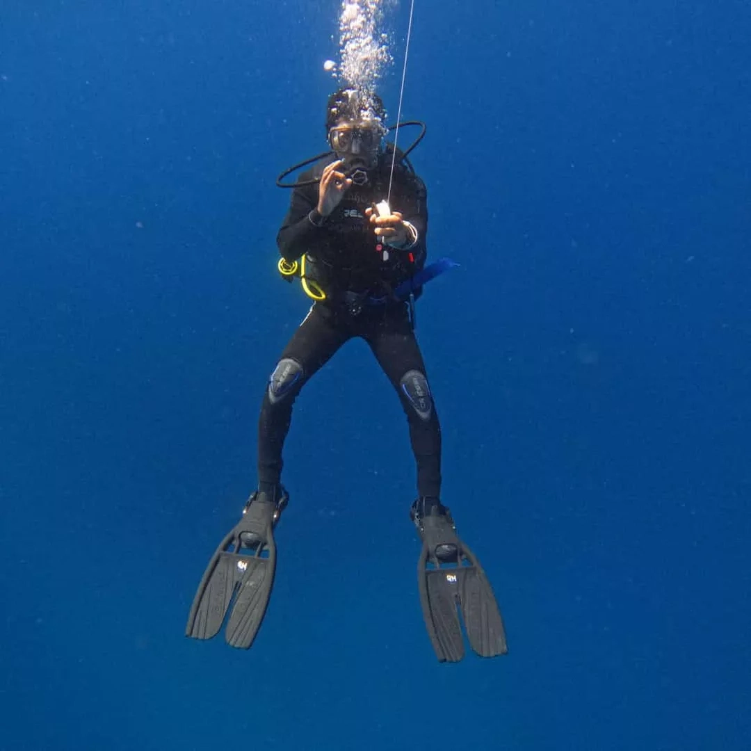 Buzo descendiendo hacia el fondo marino en Mosquera, Galápagos