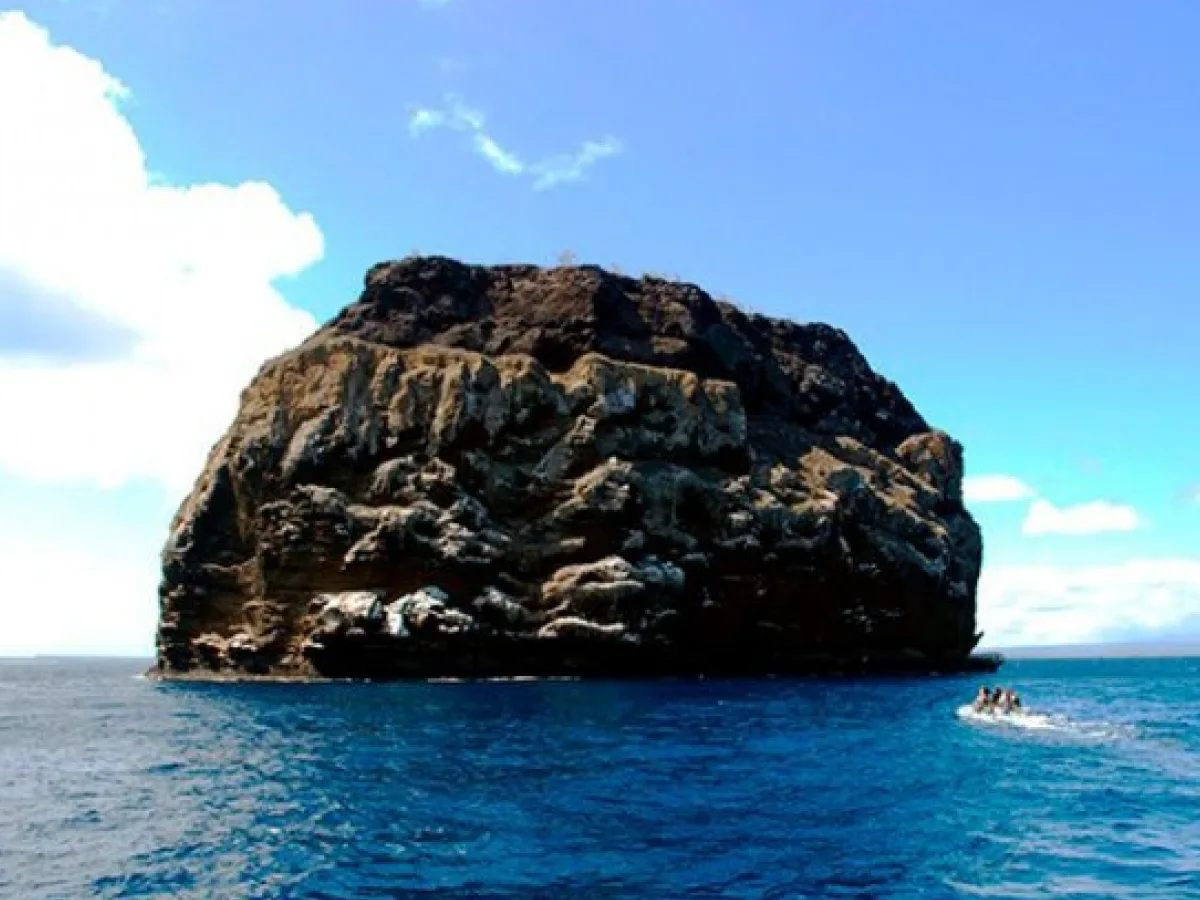 Vista de Isla Daphne en Galápagos desde el mar, formación volcánica icónica