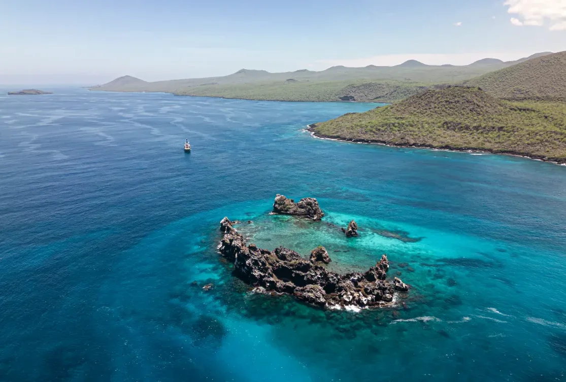 Vista aérea de Isla Enderby con aguas cristalinas en Galápagos
