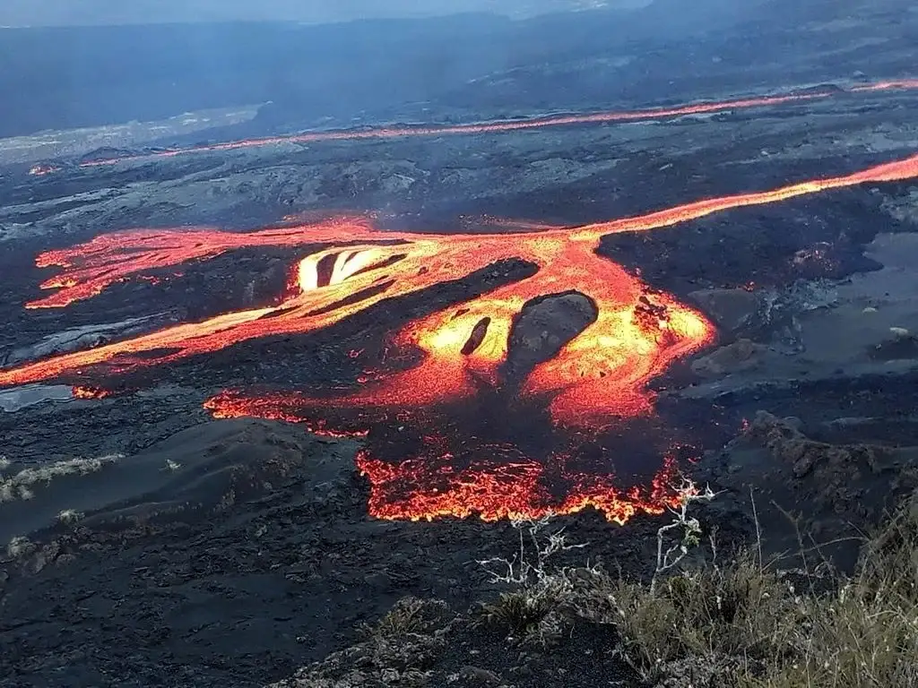 Lava ardiente en erupción del Volcán Sierra Negra