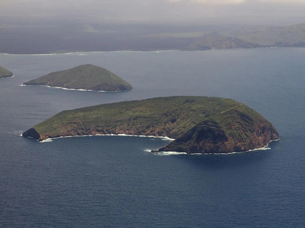 Vista de Isla Tortuga con forma semicircular, antigua caldera volcánica en Galápagos