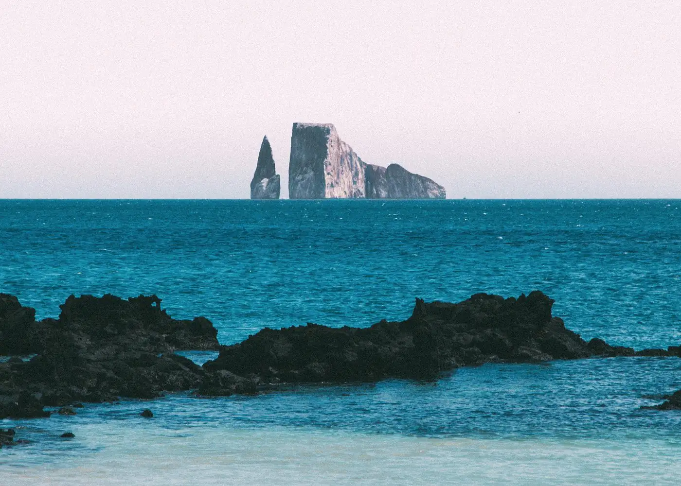 Vista panorámica del León Dormido en Galápagos, formación rocosa emergiendo del océano