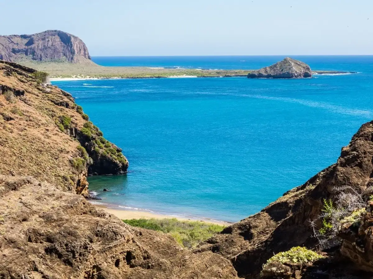 Vista panorámica del mar turquesa desde Punta Pitt en Galápagos