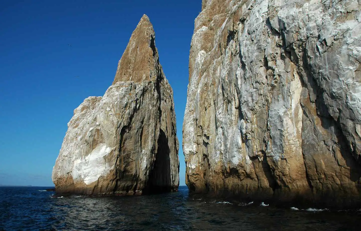 Formación volcánica Rocas Gordon emergiendo del océano