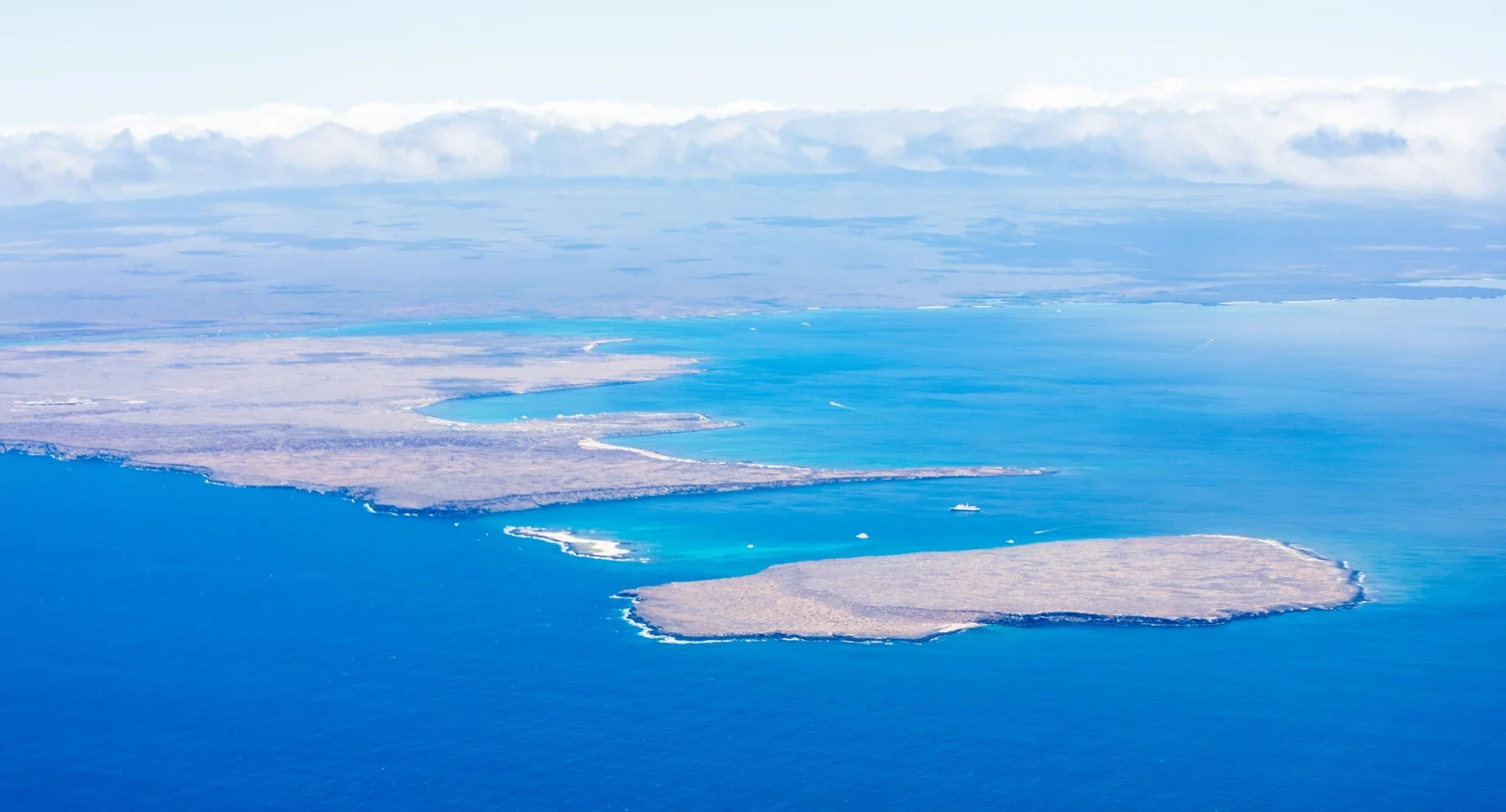 Vista aérea de Isla Seymour Norte rodeada de aguas turquesas en Galápagos